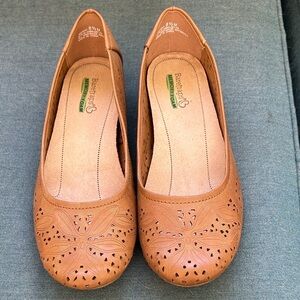 BareTraps Mariah Perforated Memory Foam Flats Tan Ladies Sz 8.5M